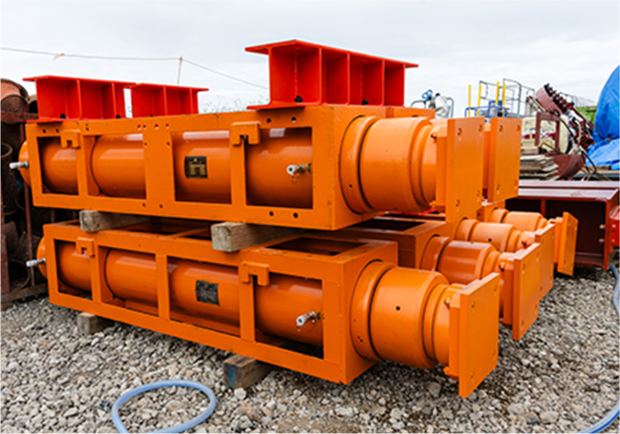 推進管を押すジャッキ